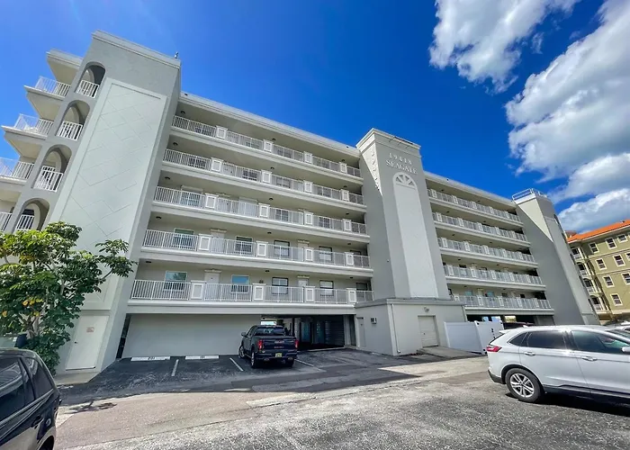 Oceanfront Seagate With Heated Pool Apartamento *